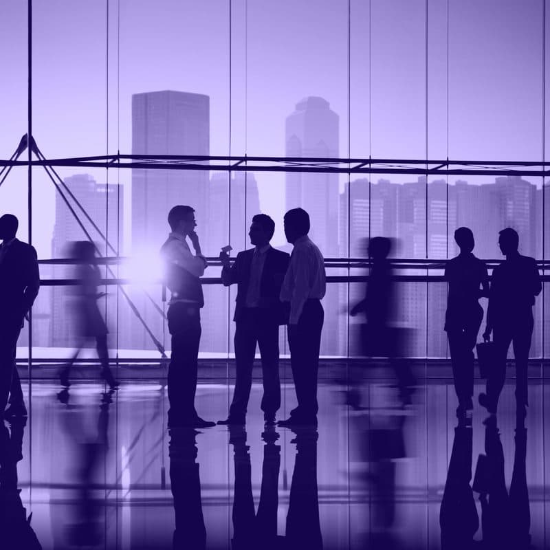 Các lãnh đạo doanh nghiệp trao đổi bên khung cửa kính